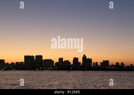 Vista dalla spiaggia di Odaiba alla Baia di Tokyo al tramonto, Tokyo, Giappone Foto Stock