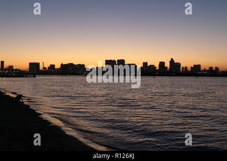 Vista dalla spiaggia di Odaiba alla Baia di Tokyo al tramonto, Tokyo, Giappone Foto Stock