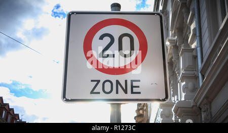 Quadrato bianco cartello stradale che indica l'entrata in una zona con limitata velocità di 20 km / h Foto Stock