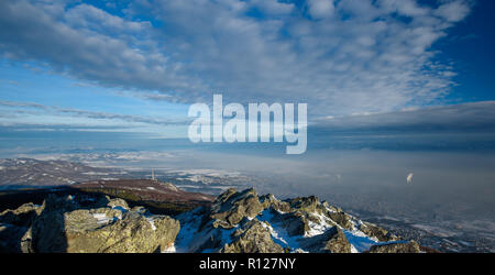 Bellissima alba invernale in cima a una montagna - congelati bellezza con alberi innevati, vasti campi di neve profonda e sorprendente sunrise Foto Stock