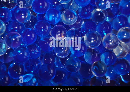 Bianco e blu le sfere di gel,palline di polimero Foto stock - Alamy