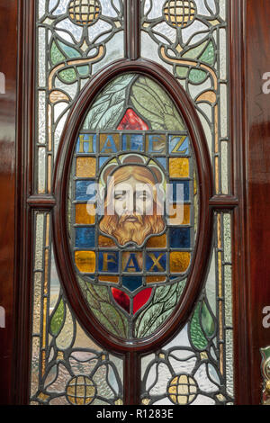 Colorate in stile vittoriano gall pannello in Halifax Town Hall che mostra la testa di Giovanni il Battista Foto Stock