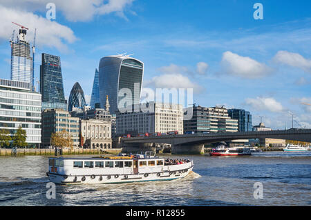 Città di Londra e London Bridge da South Bank, con barche sul Tamigi Foto Stock