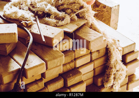 Schede orlato accatastati in pile la foto è stata scattata in un laboratorio di falegnameria Foto Stock