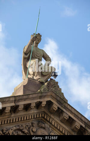 Una scultura in stile vittoriano di Nettuno situato sul tetto della Britannia House, un ex edificio della banca in Elland, Calderdale, West Yorkshire Foto Stock