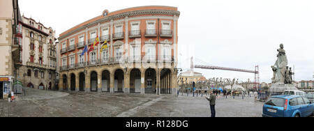 La Plaza del Solar square, con i suoi 1800 neoclassico Municipio e l'antenna il Ponte di Vizcaya, nella città di Portugalete, Paesi Baschi Foto Stock