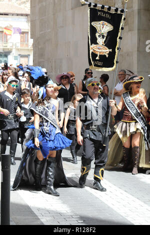 Il Pirata cristiana azienda su un street parade durante i Mori e Cristiani (Moros Y Cristianos) rievocazione in Orihuela, Spagna Foto Stock