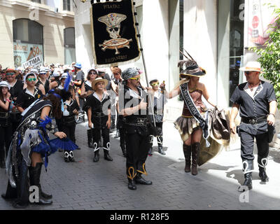 Il Pirata cristiana azienda su un street parade durante i Mori e Cristiani (Moros Y Cristianos) rievocazione in Orihuela, Spagna Foto Stock