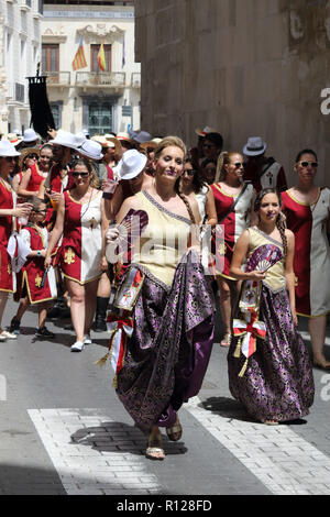 Il Pirata cristiana azienda su un street parade durante i Mori e Cristiani (Moros Y Cristianos) rievocazione in Orihuela, Spagna Foto Stock