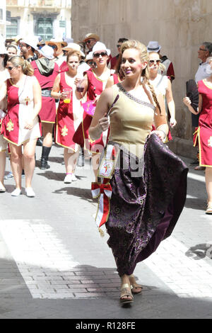 Il Pirata cristiana azienda su un street parade durante i Mori e Cristiani (Moros Y Cristianos) rievocazione in Orihuela, Spagna Foto Stock