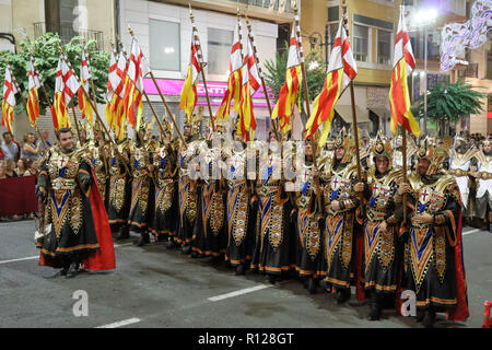 I Cavalieri del pirata cristiana azienda su un street parade presso i Mori e Cristiani (Moros Y Cristianos) rievocazione in Orihuela, Spagna Foto Stock