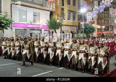 I Cavalieri del pirata cristiana azienda su un street parade presso i Mori e Cristiani (Moros Y Cristianos) rievocazione in Orihuela, Spagna Foto Stock