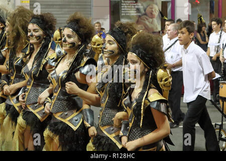 Il Pirata cristiana azienda su un street parade durante i Mori e Cristiani (Moros Y Cristianos) rievocazione in Orihuela, Spagna Foto Stock