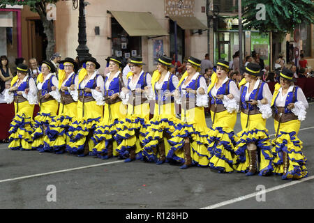 Il Pirata cristiana azienda su un street parade durante i Mori e Cristiani (Moros Y Cristianos) rievocazione in Orihuela, Spagna Foto Stock