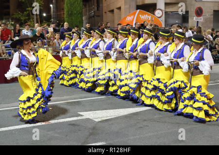 Il Pirata cristiana azienda su un street parade durante i Mori e Cristiani (Moros Y Cristianos) rievocazione in Orihuela, Spagna Foto Stock