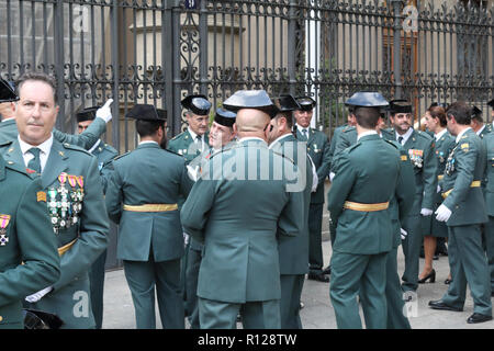 Un raduno della Guardia civile spagnola (Guardia civile) in parata ufficiale uniforme con il tradizionale Tricorne, durante il Festival di Pilar Foto Stock