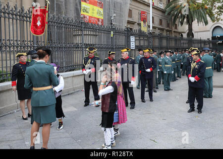 Un raduno della Guardia civile spagnola (Guardia civile) in parata ufficiale uniforme con il tradizionale Tricorne, durante il Festival di Pilar Foto Stock