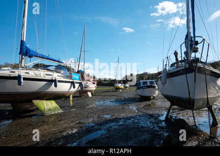 Classe Watermouth Cove North Devon a bassa marea che mostra spiaggiata yacht e barche in una giornata di sole Foto Stock