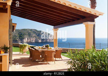 Zona pranzo sulla terrazza del Mediterraneo Foto Stock