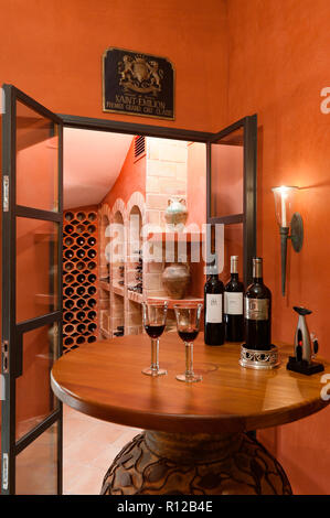 Il vino sulla tavola da cantina Foto Stock