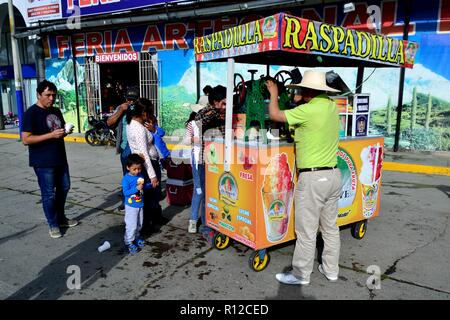 La vendita di raspadilla- salutato drink - Plaza de Armas iin HUARAZ. Dipartimento di Ancash.PERÙ Foto Stock
