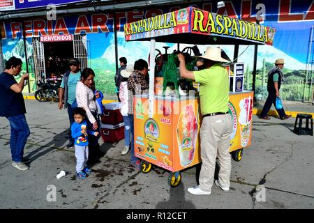La vendita di raspadilla- salutato drink - Plaza de Armas iin HUARAZ. Dipartimento di Ancash.PERÙ Foto Stock