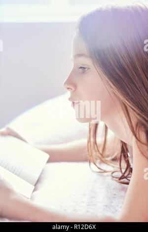Lettura della ragazza prenota e sogno ad occhi aperti Foto Stock