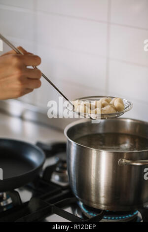 Gnocchi di patate che viene rimosso dal pot Foto Stock