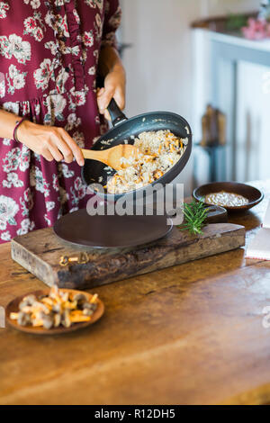 Risotto ai funghi in padella essendo servita Foto Stock