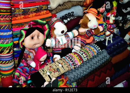 La cavia puppet- Mercato di Huaraz. Dipartimento di Ancash.PERÙ Foto Stock