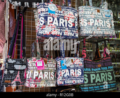 Parigi, Francia, 7 settembre 2018 - Borse con il logo di Parigi in vendita a Montmartre souvenir shop a Parigi, Francia Foto Stock