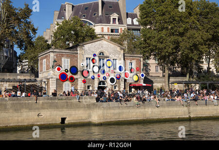 Parigi, Francia, 8 settembre 2018 - persone siedono lungo le rive della Senna in una giornata di sole a Parigi, Francia Foto Stock