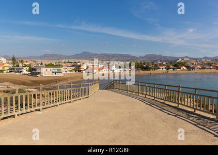 Vista da CABEZO DE Gavilan mirador a Playa de la Reya la spiaggia e la baia di Puerto de Mazarron Spagna Foto Stock