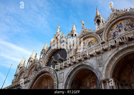 La facciata della Basilica di San Marco mostra ornato di statue e mosaici in oro arte a Venezia, Italia. Foto Stock