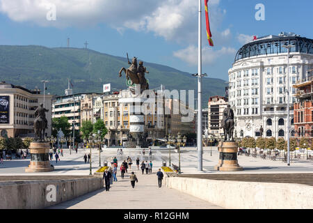 Warrior su una statua equestre e fontane, Macedonia Square, Skopje, Regione di Skopje, Repubblica di Macedonia del nord Foto Stock