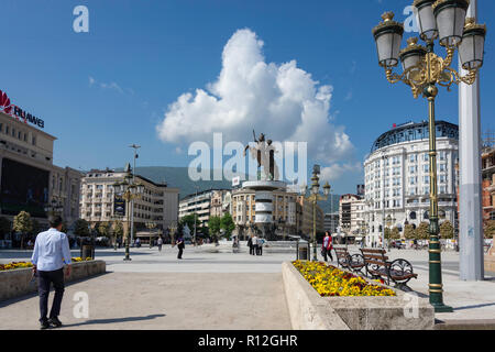 Warrior su una statua equestre e fontane, Macedonia Square, Skopje, Regione di Skopje, Repubblica di Macedonia del nord Foto Stock