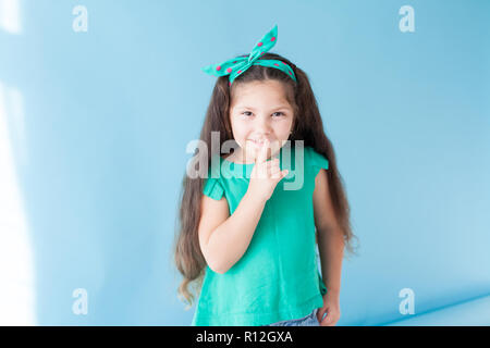 Bambina chiude la sua bocca di silenzio Foto Stock