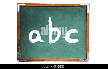 ABC alfabeto lettere testo messaggio di parola in bianco gesso scritto su un vecchio verde grungy vintage in legno o lavagna Lavagna con telaio isolato su whi Foto Stock