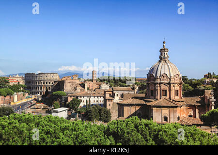 Vista di : Chiesa dei Santi Luca e Martina Chiesa, Arco di Tito, Palatino, Basilica di Santa Francesca Romana, Basilica di Massenzio e Costantino, Colosseo Foto Stock