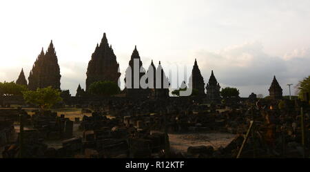 Templi silhouette al tramonto. Prambanan. Yogyakarta. Java centrale. Indonesia Foto Stock