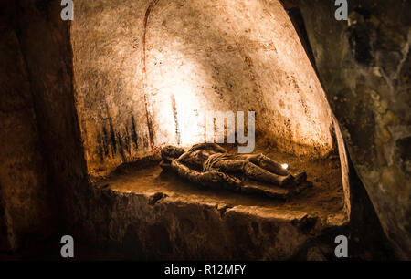 Scultura di una persona nelle catacombe di San Gaudioso, Napoli, Italia Foto Stock