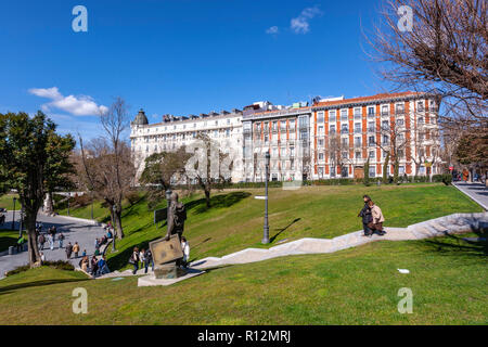 I turisti intorno al Museo del Prado e il Museo del Prado, Madrid, Spagna Foto Stock