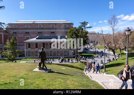 I turisti intorno al Museo del Prado e il Museo del Prado, Madrid, Spagna Foto Stock