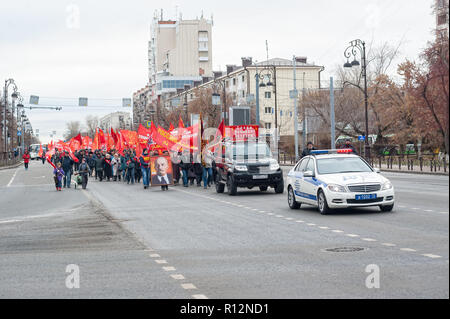 Tyumen, Russia - 7 Novembre 2018: dimostrazione su Respubliki Street e una riunione di comunisti in onore di 101 anniversari del grande ottobre socia Foto Stock