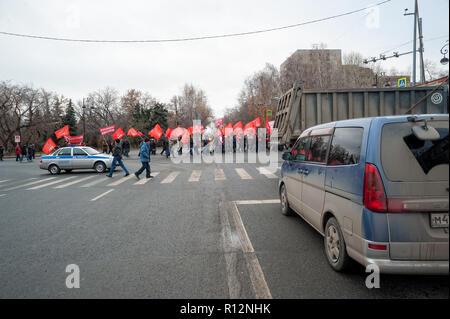 Tyumen, Russia - 7 Novembre 2018: dimostrazione su Respubliki Street e una riunione di comunisti in onore di 101 anniversari del grande ottobre socia Foto Stock