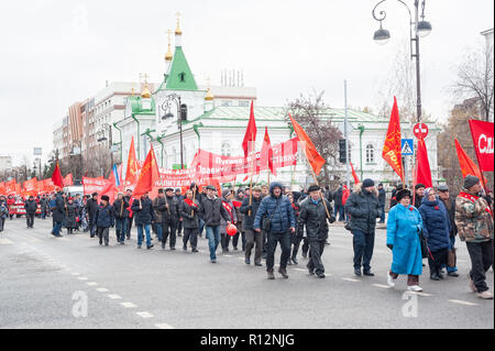 Tyumen, Russia - 7 Novembre 2018: dimostrazione su Respubliki Street e una riunione di comunisti in onore di 101 anniversari del grande ottobre socia Foto Stock