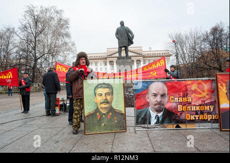 Tyumen, Russia - 7 Novembre 2018: dimostrazione su Respubliki Street e una riunione di comunisti in onore di 101 anniversari del grande ottobre socia Foto Stock