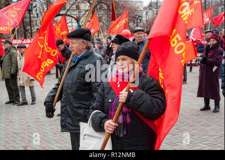 Tyumen, Russia - 7 Novembre 2018: dimostrazione su Respubliki Street e una riunione di comunisti in onore di 101 anniversari del grande ottobre socia Foto Stock