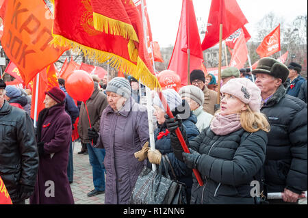 Tyumen, Russia - 7 Novembre 2018: dimostrazione su Respubliki Street e una riunione di comunisti in onore di 101 anniversari del grande ottobre socia Foto Stock