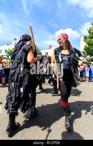 Broadstairs Settimana della Musica Folk Festival. Inglese tradizionale ballerini folk, Morris uomini, il Gong pagliette, maniaco Morris stile, ballando sul lungomare. Foto Stock